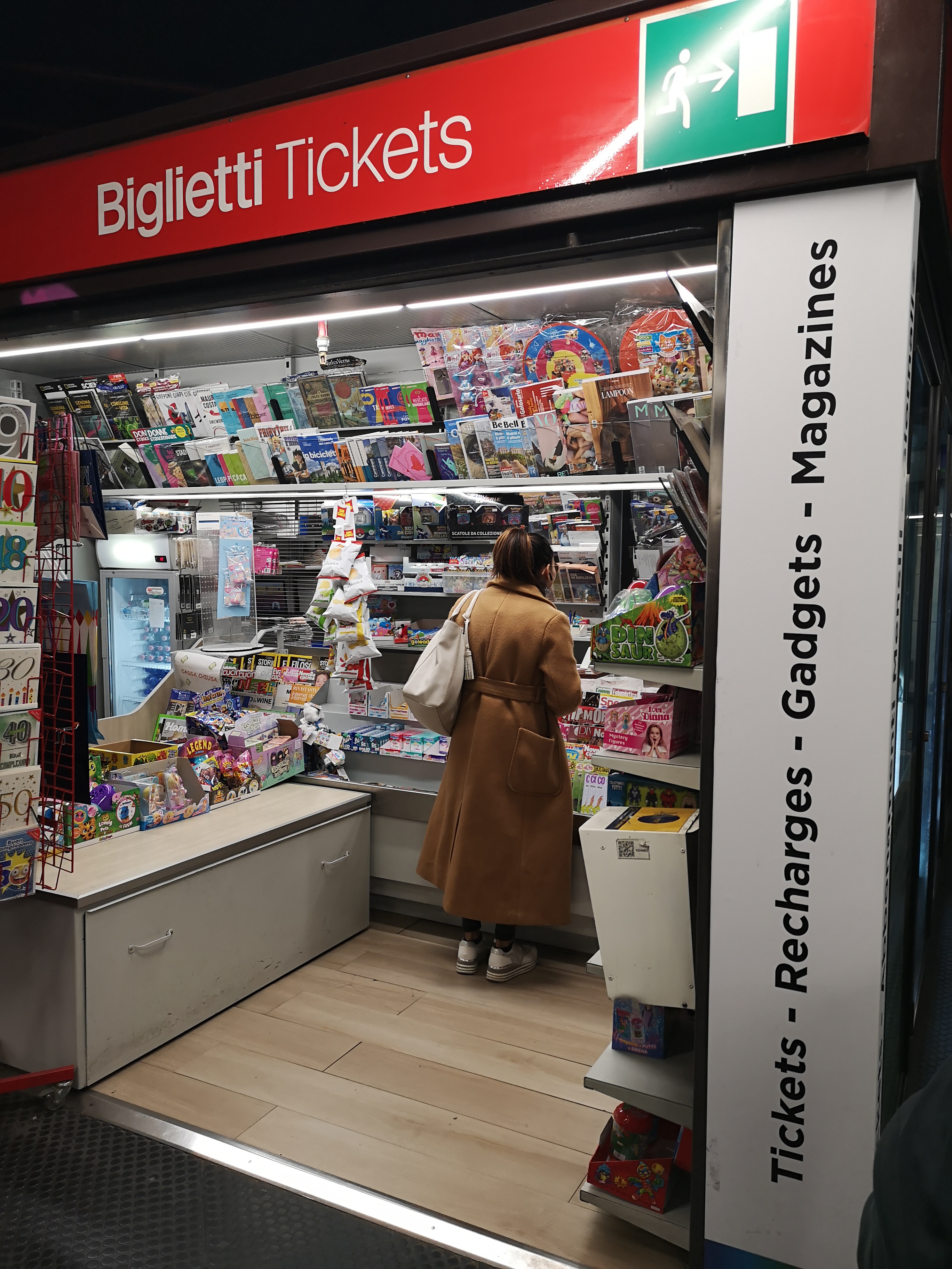 Signora compra biglietto